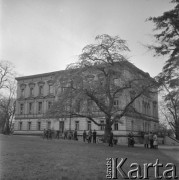 lata 50-60-te, brak miejsca, Polska.
Członkowie Związku Młodzieży Wiejskiej przed pałacem.
Fot. Kazimierz Seko, zbiory Ośrodka KARTA.