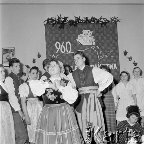 1960, Kozłowa Góra k/Piekar Śląskich, Polska.
Obchody Tysiąclecia Państwa Polskiego. Występ Zespołu Pieśni i Tańca ZMW Kozłowa Góra.
Fot. Kazimierz Seko, zbiory Ośrodka KARTA.