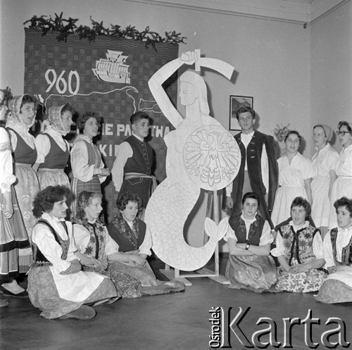 1960, Kozłowa Góra k/Piekar Śląskich, Polska.
Obchody Tysiąclecia Państwa Polskiego. Występ Zespołu Pieśni i Tańca ZMW Kozłowa Góra, w środku Lajkonik.
Fot. Kazimierz Seko, zbiory Ośrodka KARTA.