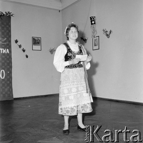 1960, Kozłowa Góra k/Piekar Śląskich, Polska.
Obchody Tysiąclecia Państwa Polskiego. Występ Zespołu Pieśni i Tańca ZMW Kozłowa Góra.
Fot. Kazimierz Seko, zbiory Ośrodka KARTA.