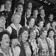 lata 60-te, Kozłowa Góra k/Piekar Śląskich, Polska.
Chór Zespołu Pieśni i Tańca ZMW Kozłowa Góra.
Fot. Kazimierz Seko, zbiory Ośrodka KARTA.