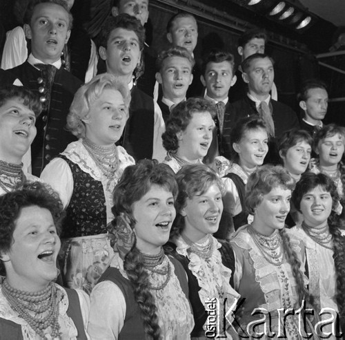 lata 60-te, Kozłowa Góra k/Piekar Śląskich, Polska.
Chór Zespołu Pieśni i Tańca ZMW Kozłowa Góra.
Fot. Kazimierz Seko, zbiory Ośrodka KARTA.