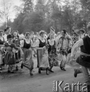 lata 60-te, Kozłowa Góra k/Piekar Śląskich, Polska.
Członkowie Zespołu Pieśni i Tańca ZMW Kozłowa Góra.
Fot. Kazimierz Seko, zbiory Ośrodka KARTA.