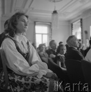 lata 60-te, Kozłowa Góra k/Piekar Śląskich, Polska.
Spotkanie w Domu Ludowym pod patronatem Związku Młodzieży Wiejskiej, na pierwszym planie dziewczyna w śląskim stroju.
Fot. Kazimierz Seko, zbiory Ośrodka KARTA.