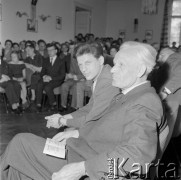 lata 60-te, Kozłowa Góra k/Piekar Śląskich, Polska.
Spotkanie w Domu Ludowym pod patronatem Związku Młodzieży Wiejskiej, na pierwszym planie starszy mężczyzna w garniturze.
Fot. Kazimierz Seko, zbiory Ośrodka KARTA.