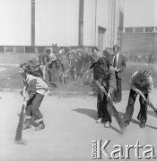 Lata70-te, Katowice, Polska.
Uczniowie szkoły średniej pracujący podczas czynu społecznego, na pierwszym planie zamiatające dziewczyny, w tle chłopcy z łopatami.
Fot. Kazimierz Seko, zbiory Ośrodka KARTA
