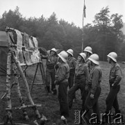 Lata70-te, Wapienica k/Bielska-Białej, Polska.
Obóz ZHP Hufca Ziemi Rybnickiej, szkolenie pożarnicze.
Fot. Kazimierz Seko, zbiory Ośrodka KARTA
