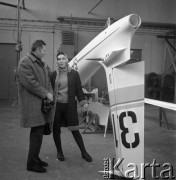 Lata70-te, Bielsko-Biała, woj. Katowice, Polska.
Pilotka i instruktorka szybowcowa Pelagia Majewska w hali produkcyjnej Doświadczalnych Zakładów Szybowcowych. 
Fot. Kazimierz Seko, zbiory Ośrodka KARTA