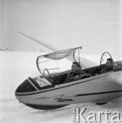Lata70-te, Bielsko-Biała, woj. Katowice, Polska.
Doświadczalne Zakłady Szybowcowe, w szybowcu siedzi pilotka i instruktorka szybowcowa Pelagia Majewska. 
Fot. Kazimierz Seko, zbiory Ośrodka KARTA