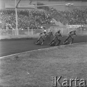 Lata70-te, Rybnik, woj. Katowice, Polska.
Drużynowe Mistrzostwa Świata na Żużlu, zawodnicy na torze.
Fot. Kazimierz Seko, zbiory Ośrodka KARTA