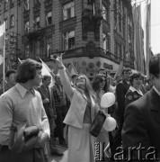 1.05.1976, Katowice, Polska.
Pochód pierwszomajowy, manifestanci z balonikami, w środku młoda kobieta chwytająca goździk.
Fot. Kazimierz Seko, zbiory Ośrodka KARTA
