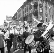 1.05.1976, Katowice, Polska.
Pochód pierwszomajowy, członkowie Związku Socjalistycznej Młodzieży Polskiej, na pierwszym planie orkiestra.
Fot. Kazimierz Seko, zbiory Ośrodka KARTA
