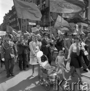 1.05.1976, Katowice, Polska.
Pochód pierwszomajowy, manifestanci z flagami, hasłami i portretami przodowników pracy. Na pierwszym planie kobiety z dziećmi.
Fot. Kazimierz Seko, zbiory Ośrodka KARTA
