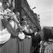 1.05.1976, Katowice, Polska.
Pochód pierwszomajowy, manifestanci przed trybuną honorową. I Sekretarz KW PZPR - Zdzisław Grudzień podający rękę mężczyźnie w mundurze.
Fot. Kazimierz Seko, zbiory Ośrodka KARTA
