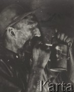 1946-1948, Zabrze, Polska.
Górnik Wincenty Pstrowski, przodownik pracy, z karbidówką - portret.
Fot. NN, reprodukcja Kazimierz Seko, zbiory Ośrodka KARTA.