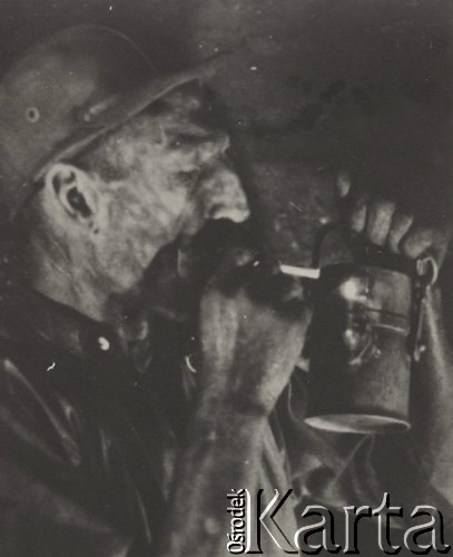 1946-1948, Zabrze, Polska.
Górnik Wincenty Pstrowski, przodownik pracy, z karbidówką - portret.
Fot. NN, reprodukcja Kazimierz Seko, zbiory Ośrodka KARTA.