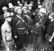 Lata70-te, Katowice, Polska.
Edward Gierek i Piotr Jaroszewicz w otoczniu górników w korytarzu kopalni.
Fot. NN, reprodukcja Kazimierz Seko, zbiory Ośrodka KARTA.