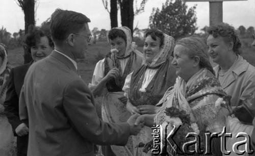 przed 1964, Opole, Polska.
Przewodniczący Rady Państwa Aleksander Zawadzki z wizytą na Opolszczyźnie. Powitanie przez grupę kobiet w regionalnych strojach.
Fot. Kazimierz Seko, zbiory Ośrodka KARTA