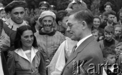 przed 1964, Opole, Polska.
Przewodniczący Rady Państwa Aleksander Zawadzki z wizytą na Opolszczyźnie. Spotkanie z grupą młodzieży.
Fot. Kazimierz Seko, zbiory Ośrodka KARTA
