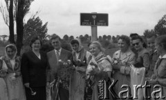 przed 1964, Opole, Polska.
Przewodniczący Rady Państwa Aleksander Zawadzki z wizytą na Opolszczyźnie. Powitanie przez grupę kobiet w regionalnych strojach.
Fot. Kazimierz Seko, zbiory Ośrodka KARTA
