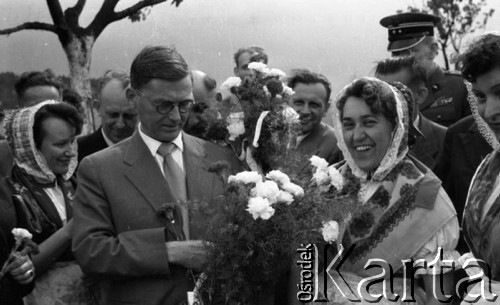 przed 1964, Opole, Polska.
Przewodniczący Rady Państwa Aleksander Zawadzki z wizytą na Opolszczyźnie. Powitanie przez grupę kobiet w regionalnych strojach.
Fot. Kazimierz Seko, zbiory Ośrodka KARTA
