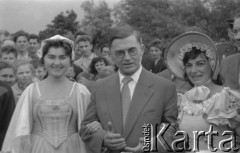 przed 1964, Opole, Polska.
Przewodniczący Rady Państwa Aleksander Zawadzki z wizytą na Opolszczyźnie. Powitanie przez grupę kobiet w regionalnych strojach.
Fot. Kazimierz Seko, zbiory Ośrodka KARTA
