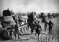 1944, ZSRR.
Jednostki pancerne 1 Armii Polskiej w drodze na front, na czołgach siedzą żołnierze piechoty.
Fot. NN, reprodukcja Kazimierz Seko, zbiory Ośrodka KARTA.
