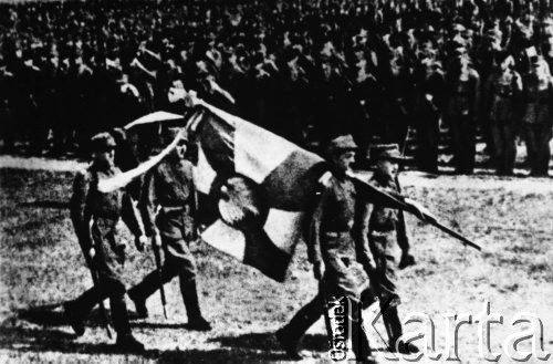 15.07.1943, Sielce nad Oką, ZSRR.
Przysięga żołnierzy 1 Dywizji Piechoty im. Tadeusza Kościuszki, poczet sztandarowy.
Fot. NN, reprodukcja Kazimierz Seko, zbiory Ośrodka KARTA.