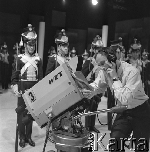 Lata70-te, Katowice, Polska.
Nagrywanie programu telewizyjnego. Na pierwszym planie operator kamery, za nim trzej statyści w historycznych mundurach.
Fot. Kazimierz Seko, zbiory Ośrodka KARTA