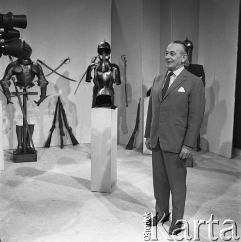 Lata70-te, Katowice, Polska.
Mieczysław Fogg przed kamerą podczas nagrywania programu telewizyjnego.
Fot. Kazimierz Seko, zbiory Ośrodka KARTA