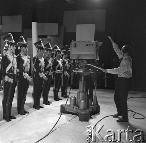 Lata70-te, Katowice, Polska.
Nagrywanie programu telewizyjnego. Z prawej operator kamery, z lewej statyści w historycznych mundurach.
Fot. Kazimierz Seko, zbiory Ośrodka KARTA