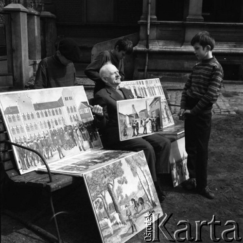 ok. 1970, Śląsk, Polska.
Weteran Powstań Śląskich, artysta malarz Juliusz Marcisz, prezentujący dzieciom swoje obrazy.
Fot. Kazimierz Seko, zbiory Ośrodka KARTA