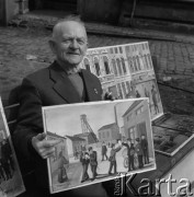 ok. 1970, Śląsk, Polska.
Weteran powstań śląskich, artysta malarz Juliusz Marcisz, prezentuje swoje obrazy.
Fot. Kazimierz Seko, zbiory Ośrodka KARTA