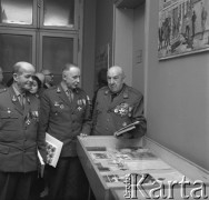 17.04.1971, Zabrze, Polska.
Muzeum w Zabrzu, konkurs na pamiątki powstańcze, trzej weterani obok gabloty z eksponatami.
Fot. Kazimierz Seko, zbiory Ośrodka KARTA