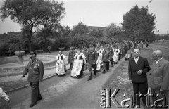 Czerwiec 1964, Wełnowiec, Polska.
Weterani Powstań Śląskich idący na uroczystości pod pomnikiem Powstańców Śląskich.
Fot. Kazimierz Seko, zbiory Ośrodka KARTA