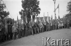 Czerwiec 1964, Wełnowiec, Polska.
Weterani Powstań Śląskich ze sztandarami podczas uroczystości pod pomnikiem Powstańców Śląskich.
Fot. Kazimierz Seko, zbiory Ośrodka KARTA