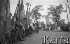 Czerwiec 1964, Wełnowiec, Polska.
Weterani Powstań Śląskich ze sztandarami podczas uroczystości pod pomnikiem Powstańców Śląskich.
Fot. Kazimierz Seko, zbiory Ośrodka KARTA