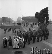 1970, Katowice, Polska.
50 rocznica II Powstania Śląskiego, weterani wracający z uroczystości, w tle pomnik Powstańców Śląskich oraz hala widowiskowo-sportowa 