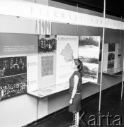 Lata70-te, Katowice, Polska.
Dziewczyna zwiedzająca wystawę o powstaniach śląskich.
Fot. Kazimierz Seko, zbiory Ośrodka KARTA