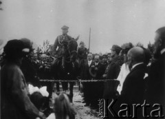 20.06.1922, Szopienice, Polska.
Przejmowanie terenów plebiscytowych przez Wojsko Polskie - symboliczna scena na moście granicznym na Brynicy, pomiędzy Sosnowcem a Szopienicami - gen. Stanisław Szeptycki przed rozkuciem żelaznego łańcucha niewoli.
Fot. NN, reprodukcja Kazimierz Seko, udostępniła Barbara Karwat-Seko.
