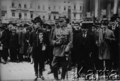 20.06.1922, Katowice, Polska.
Przejmowanie terenów plebiscytowych przez Wojsko Polskie, trzeci od lewej, w czarnym ubraniu i meloniku na głowie, stoi pierwszy wojewoda śląski Józef Rymer.
Fot. NN, reprodukcja Kazimierz Seko, udostępniła Barbara Karwat-Seko.
