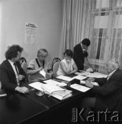 Sierpien 1985, Katowice
Wybory do Sejmu, siedziba Wojewódzkiego Komitetu Wyborczego, na ścianie wisi uchwała rady Narodowej.
Fot. Kazimierz Seko, zbiory Ośrodka KARTA
