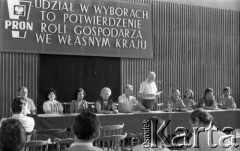 15.08.1985, Żory, Polska.
Uczestnicy wiecu wyborczego zorganizowanego przez Patriotyczny Ruch Odrodzenia Narodowego, hasło nad stołem prezydialnym: 
