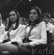 1972, Katowice, Polska.
Hala Widowiskowo-Sportowa. Spotkanie działaczy z przedstawicielami władz państwowych przed wyborami do Sejmu, dziewczyny w białych bluzkach i czerwonych krawatach.
Fot. Kazimierz Seko, zbiory Ośrodka KARTA
