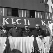 1 Maja, lata 60-te, Katowice, Polska.
Przedstawiciele władz wojewódzkich na trybunie honorowej. Stoją od prawej: Jerzy Ziętek, Zdzisław Grudzień i Edward Gierek.
Fot. Kazimierz Seko, zbiory Ośrodka KARTA