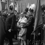 1 Maja, lata 60-te, Katowice, Polska.
Wiec z okazji Święta Pracy, górnicy w galowych strojach. Na pierwszym planie górnik z córką.
Fot. Kazimierz Seko, zbiory Ośrodka KARTA