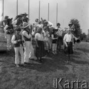 1979, Chorzów, woj. Katowice, Polska.
Międzynarodowy Obóz Przyjaźni - grupa dzieci w strojach ludowych - zespół folklorysty i multiinstrumentalisty Józefa Brody (stoi z tyłu z prawej).
Fot. Kazimierz Seko, zbiory Ośrodka KARTA