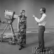 Czerwiec 1976, Katowice, Polska.
Julia Forgacs, węgierska śpiewaczka i reżyser Stanisław Olejniczak w studio telewizyjnym.
Fot. Kazimierz Seko, zbiory Ośrodka KARTA