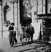 21.06.1969, Warszawa, Polska.
Brama Uniwersytetu Warszawskiego, tablica informująca o kursach przygotowujących do egzaminów na studia.
Fot. Jarosław Tarań, zbiory Ośrodka KARTA [69-464]
 
