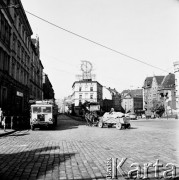 11.10.1969, Wałbrzych, Polska
Fragment miasta, konny wóz przejeżdżający ulicą, z lewej stoi ciężarówka, na budynku reklama totalizatora sportowego: 